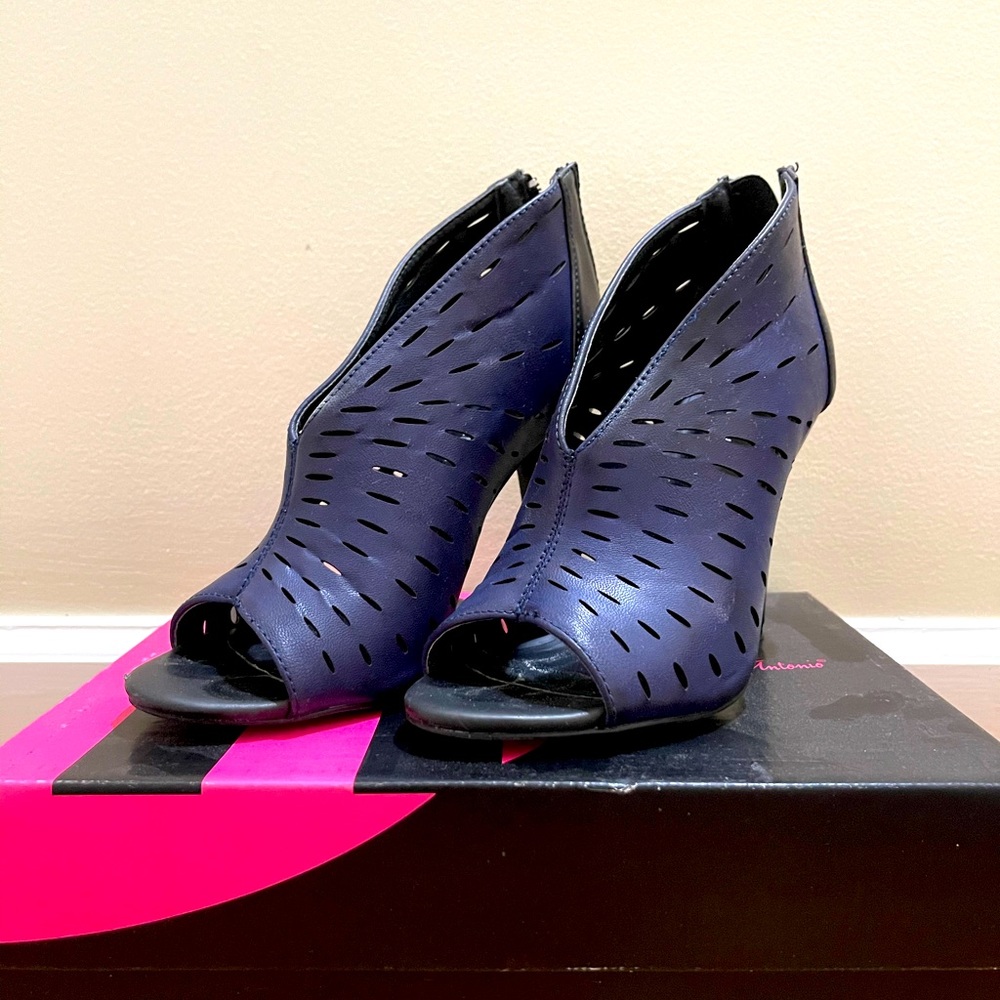Navy blue heels